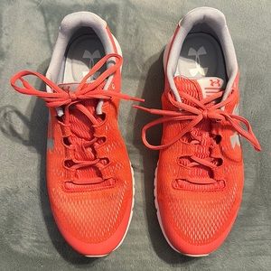 Women’s under Armour sneakers size 11, coral in color very good condition